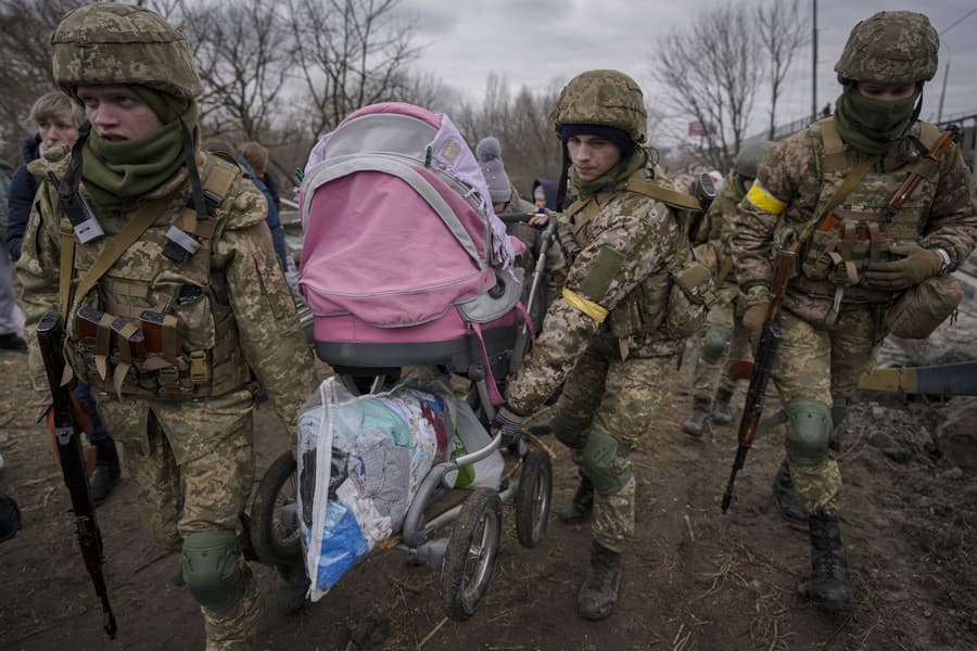 Ukrajinskí vojaci prenášajú detský vozík.