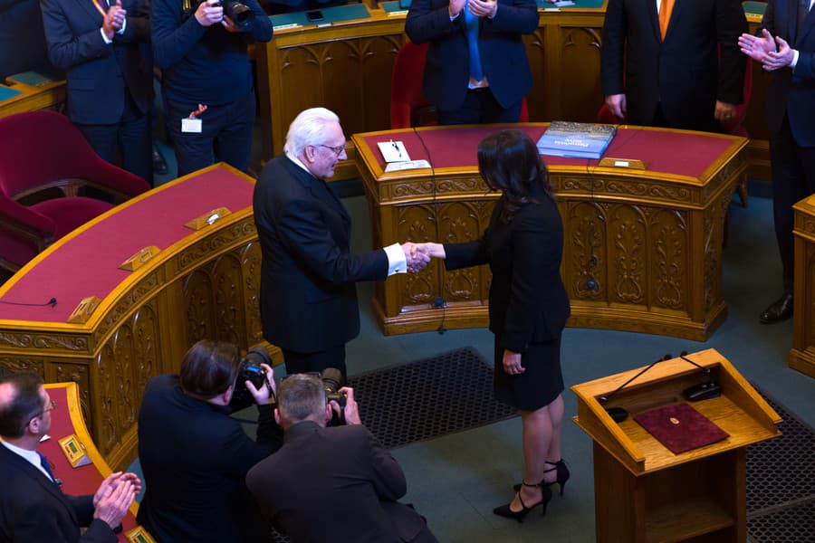 Poslanci maďarského Národného zhromaždenia zvolili v tajnom hlasovaní za novú prezidentku kandidátku vládneho bloku Fidesz-KDNP Katalin Novákovú.
