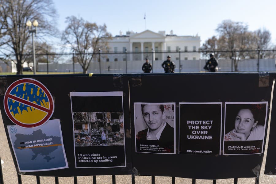 Na snímke nápisy a fotografie obetí, vrátane novinára Brenta Renauda sú vyvesené na plote počas protestu proti ruskej invázii na Ukrajine neďaleko Bieleho domu vo Washingtone 13. marca 2022.