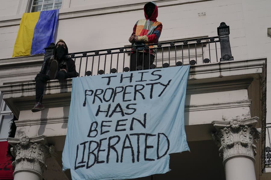 Protestujúci držia transparent s nápisom 
