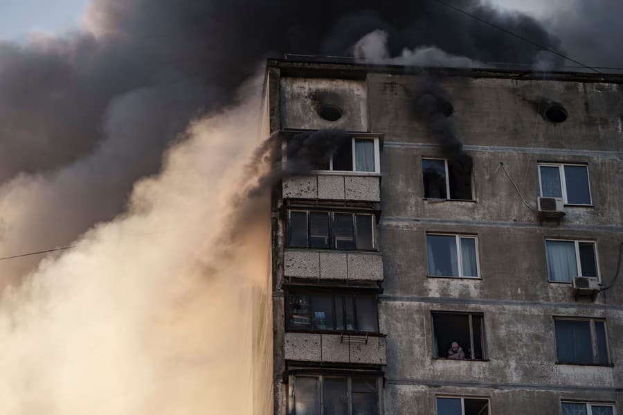 Plamene pohltili obytnú budovu v Kyjeve po tom, čo ju zasiahol projektil