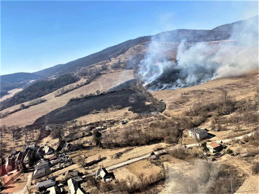 Pri požiari v okrese Rožňava pomáhali leteckí záchranári 65-ročnému mužovi.