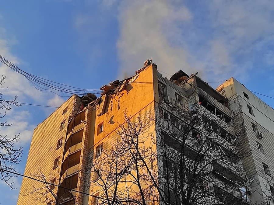 Zasiahnutá budova v ukrajinskom Kyjeve