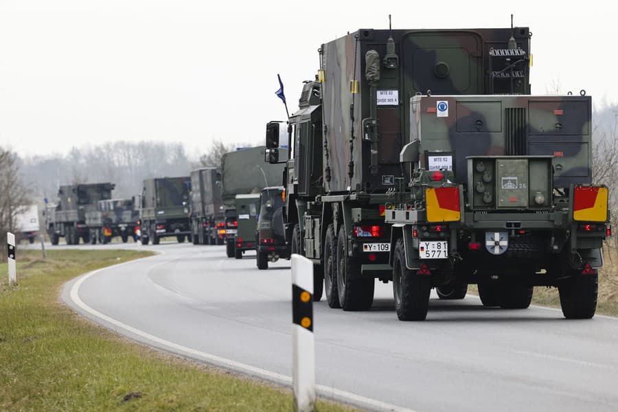 Konvoj prepravujúci raketový systém Patriot na Slovensko odchádza 16. marca 2022 z nemeckého Husumu. Dodanie systému Patriot na Slovensko je súčasťou úsilia NATO o posilnenie východného krídla Aliancie v súvislosti s vojnou na Ukrajine.