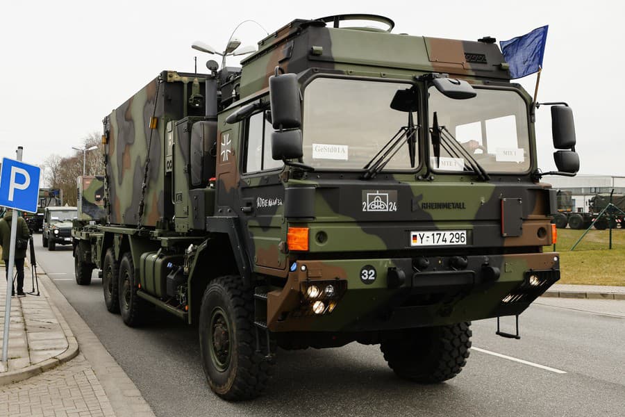 Konvoj prepravujúci raketový systém Patriot na Slovensko odchádza 16. marca 2022 z nemeckého Husumu. Dodanie systému Patriot na Slovensko je súčasťou úsilia NATO o posilnenie východného krídla Aliancie v súvislosti s vojnou na Ukrajine.
