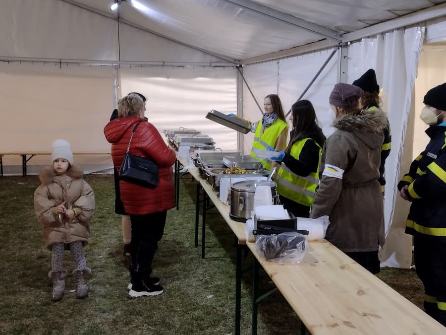 Výdajňa teplej stravy vo veľkokapacitnom krízovom centre pre utečencov z Ukrajiny v Michalovciach.