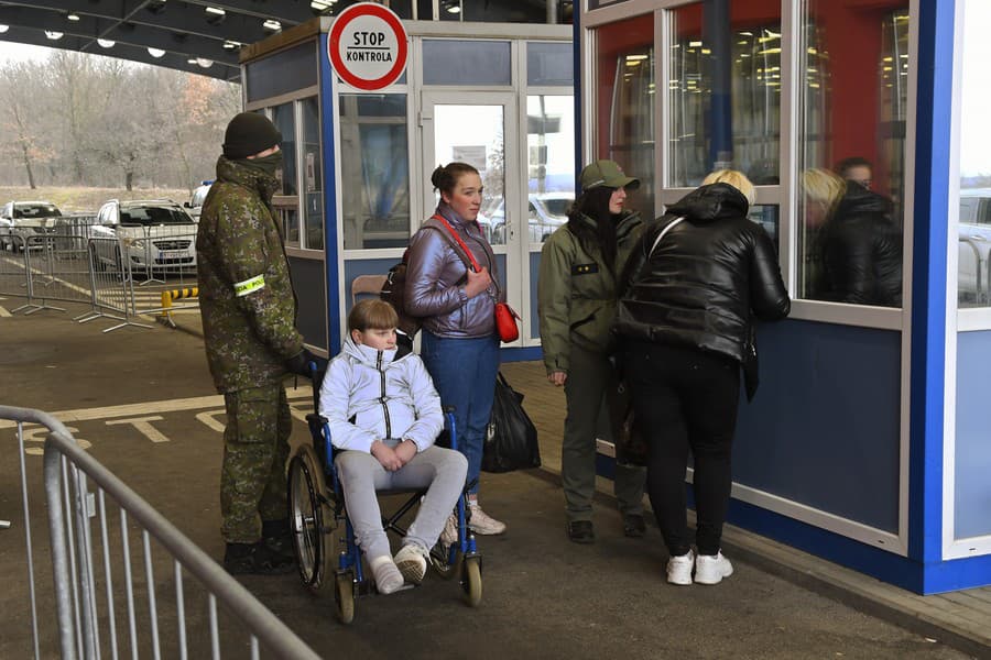 Ukrajinskí utečenci na hraničnom priechode Vyšné Nemecké