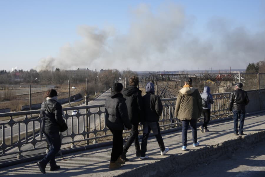 Ľudia sledujúci výbuch v blízkosti letiska v Ľvove