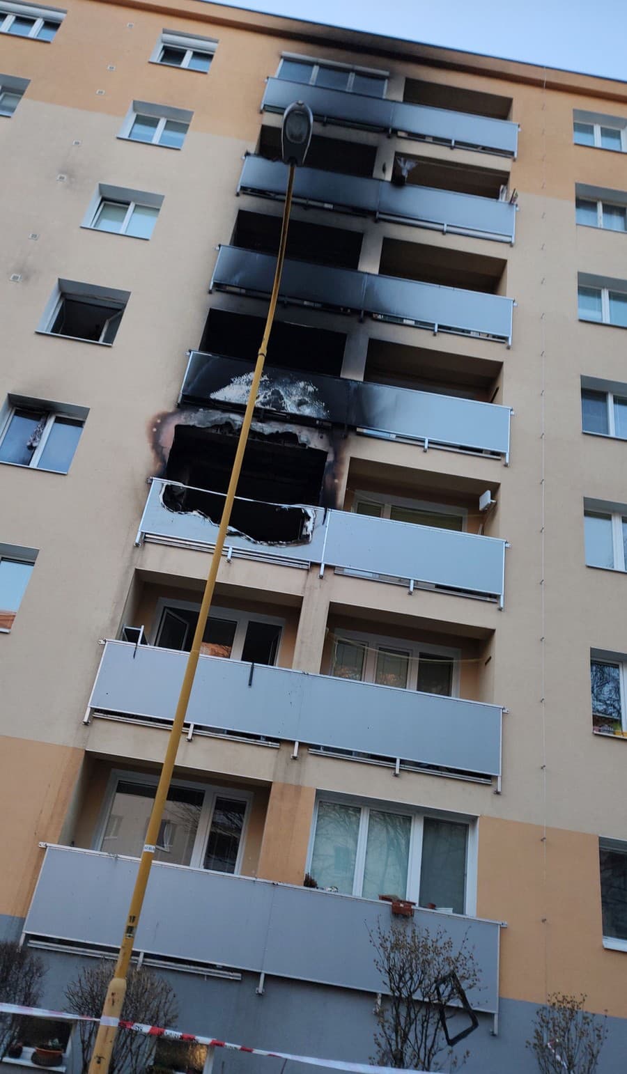 Z horiacej bytovky v Prievidzi evakuovali hasiči 65 osôb vrátane detí 