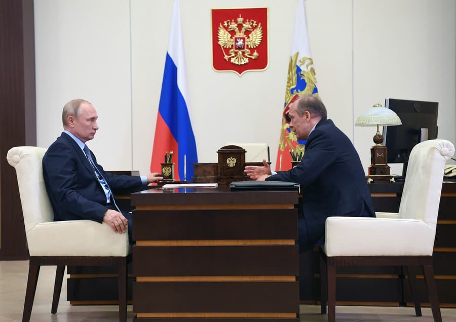 Šéf ruskej Federálnej bezpečnostnej služby (FSB) Alexander Bortnikov počas stretnutia s ruským prezidentom Vladimirom Putinom.