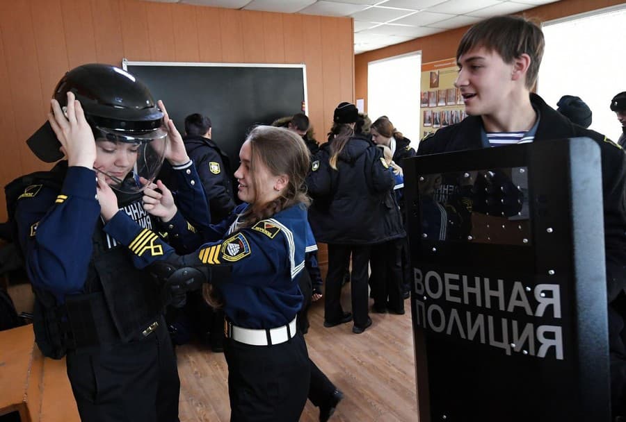 Členovia hnutia Junarmija na návšteve jednotky vojenskej polície vo Vladivostoku v novembri 2021.
