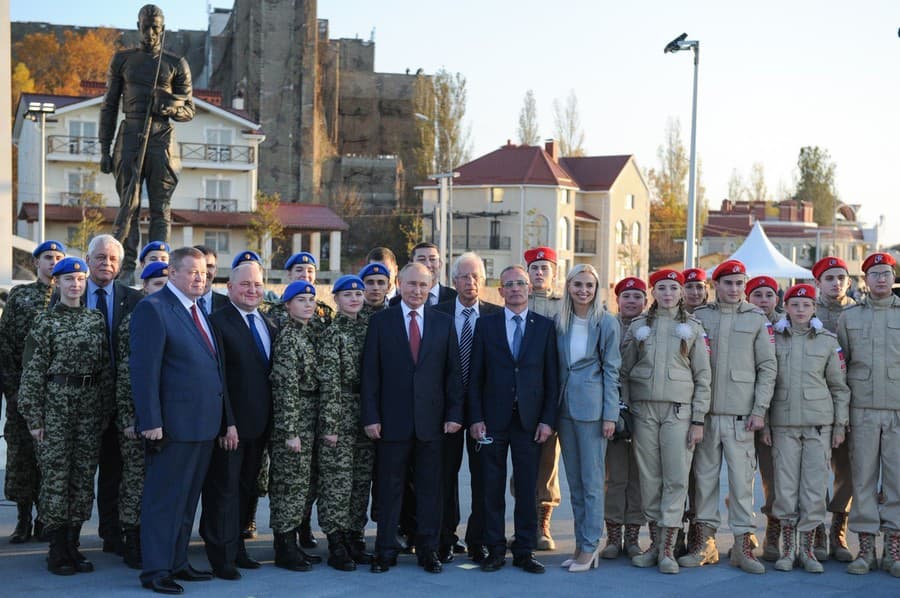 Vladimir Putin s príslušníkmi Junarmije v Sevastopole v novembri 2021.