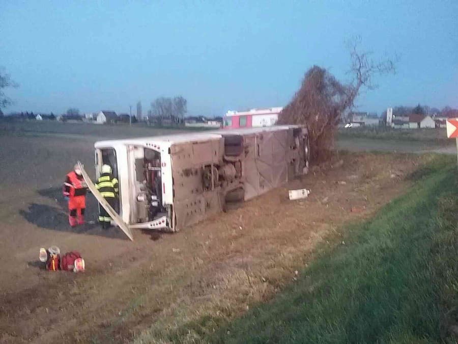 Vážna dopravná nehoda autobusu v katastri obce Mostová