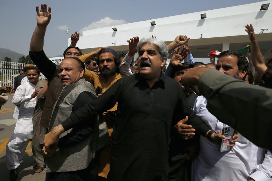 Demonštrácie pred pakistanským parlamentom