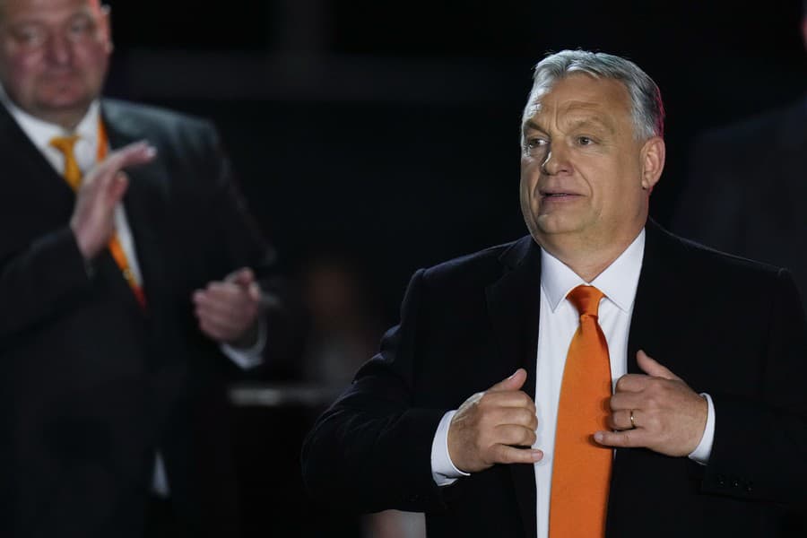 Viktor Orbán hovorí k svojim priaznivcom počas volebnej noci