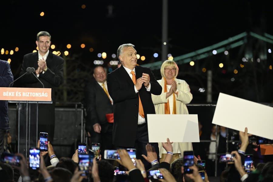 Viktor Orbán hovorí k svojim priaznivcom počas volebnej noci
