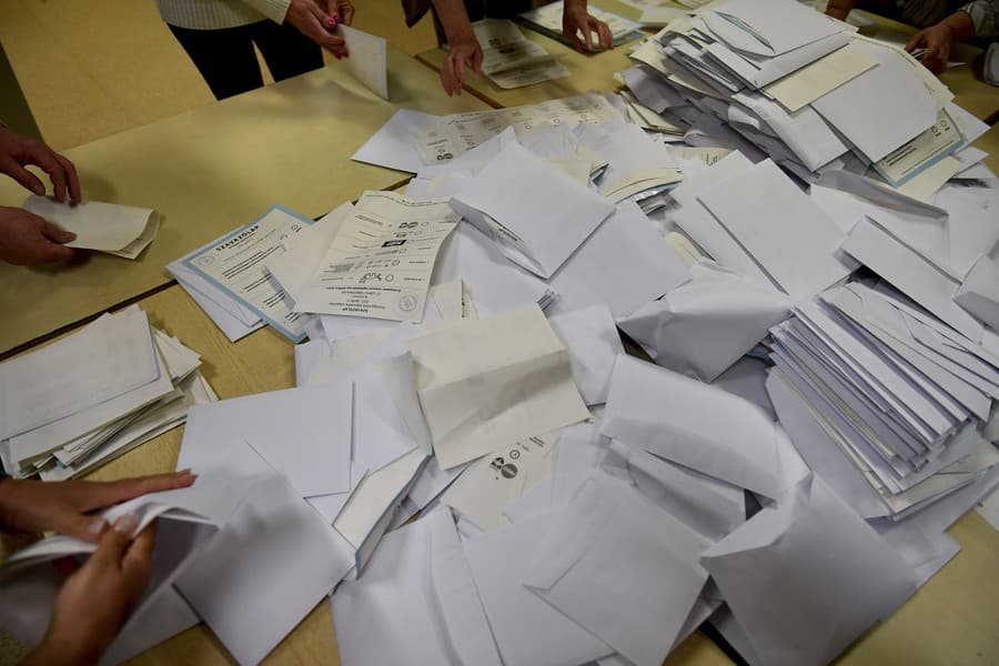 Členovia volebnej komisie sčítavajú hlasy po uzatvorení volebných miestností 