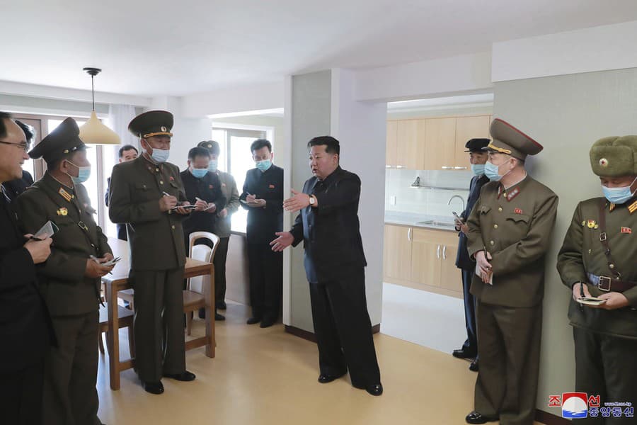 Kim Čong-un (v strede)