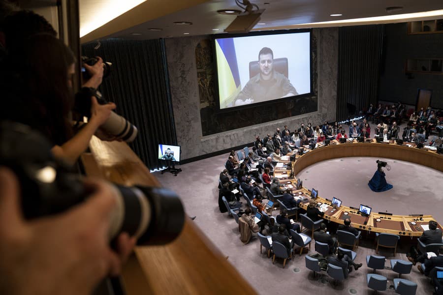 Ukrajinský prezident Volodymyr Zelenskyj hovorí prostredníctvom diaľkového prenosu počas zasadnutia Bezpečnostnej rady OSN