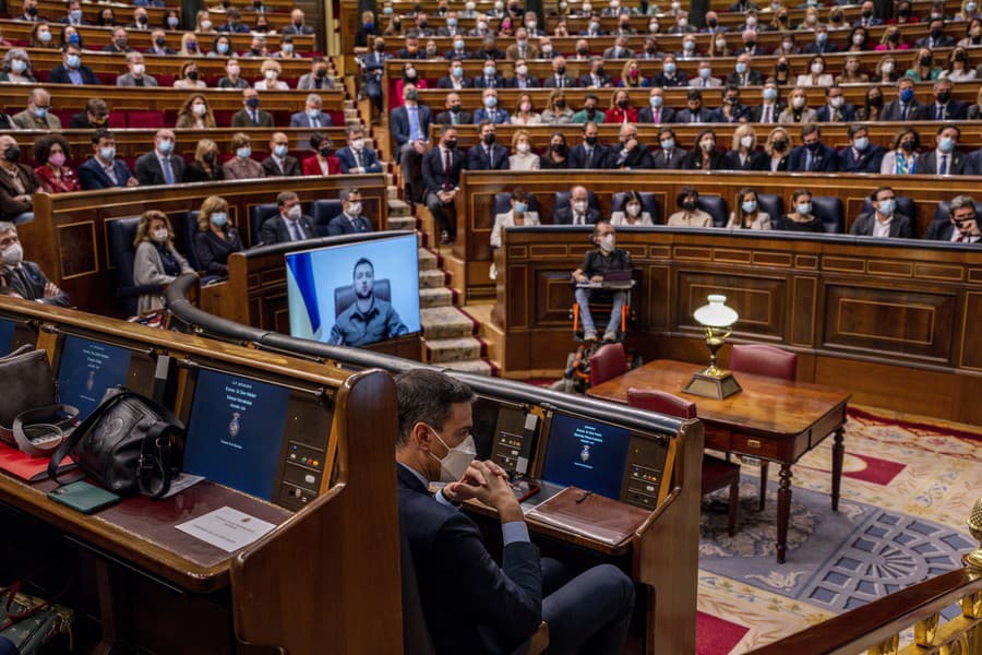 Ukrajinský prezident Volodymyr Zelenskyj počas virtuálneho prejavu k poslancom španielskeho parlamentu