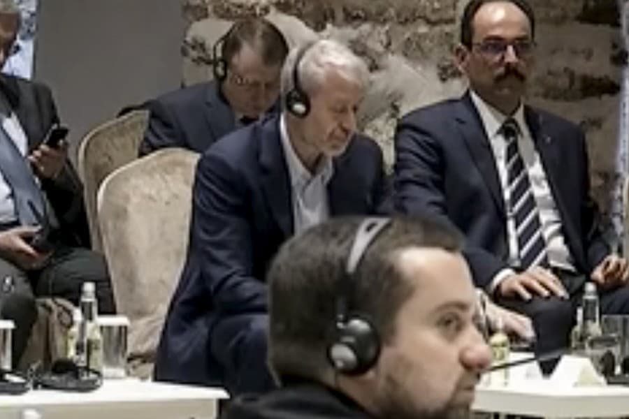 Na tomto obrázku ruský Roman Abramovič v strede počúva tureckého prezidenta Recepa Tayyipa Erdogana počas stretnutia ruskej a ukrajinskej delegácie na rokovaniach v Istanbule.