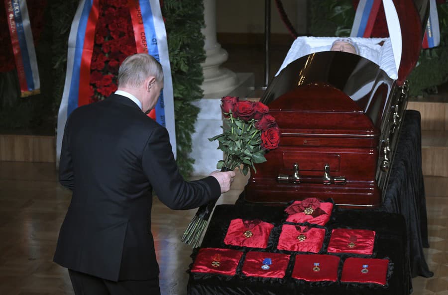 Ruský prezident Vladimir Putin si v piatok uctil pamiatku ultranacionalistického politika Vladimira Žirinovského