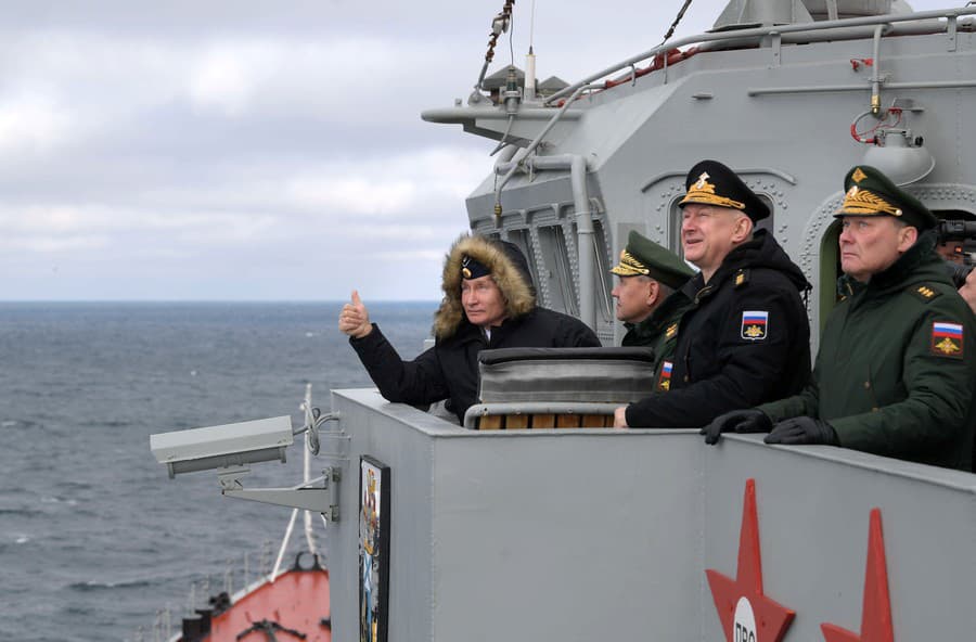 Na snímke vpravo je generál Alexander Dvornikov, ktorý povedie operáciu na Ukrajinu. Spolu s ním zľava ruský prezident Vladimir Putin, minister obrany Sergej Šojgu a veliteľ ruského námorníctva Nikolaj Jevmenov
