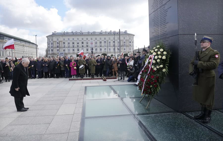 Poľský vicepremiér Jaroslaw Kaczyňski (vľavo) sa klania pred pamätníkom obetí vo Varšave