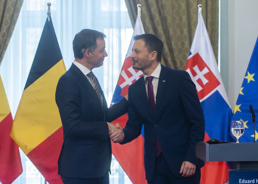 Na snímke slovenský premiér Eduard Heger (vpravo) a predseda vlády Belgického kráľovstva Alexander De Croo