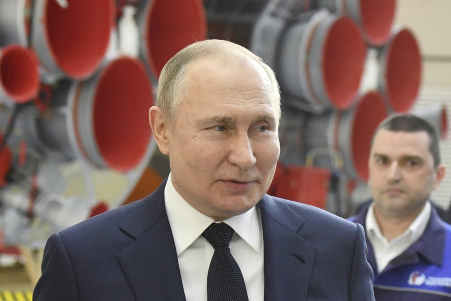 Ruský prezident Vladimir Putin predniesol svoj prejav v dielni na montáž rakiet počas návštevy kozmodrómu Vostočnyj pri meste Tsiolkovsky