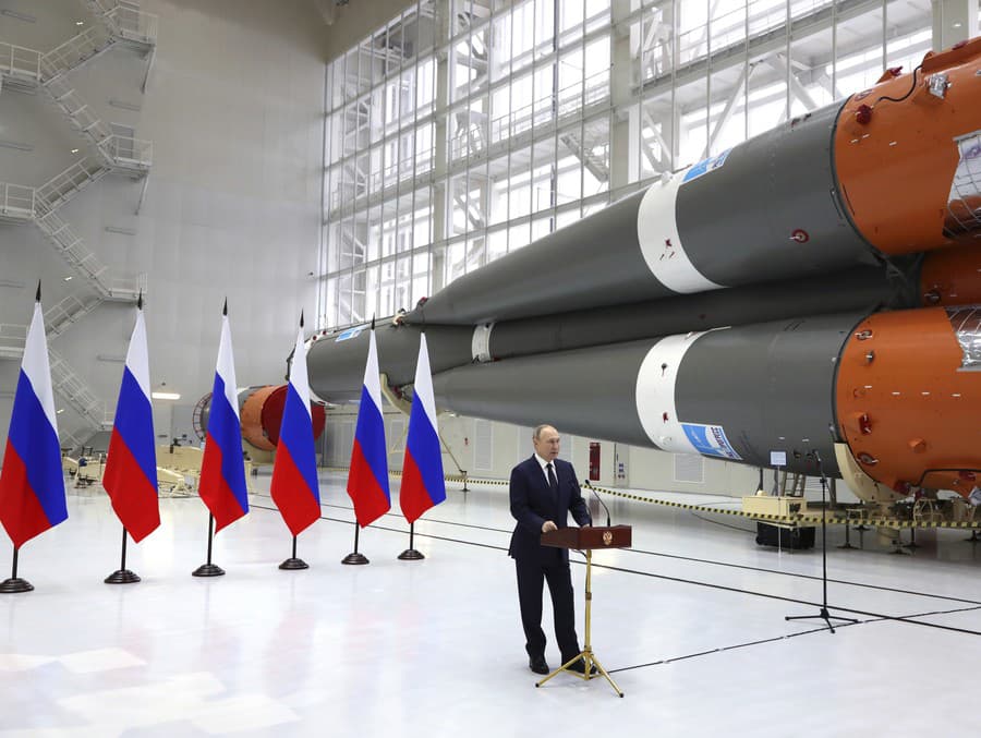 Ruský prezident Vladimir Putin predniesol svoj prejav v dielni na montáž rakiet počas návštevy kozmodrómu Vostočnyj pri meste Tsiolkovsky