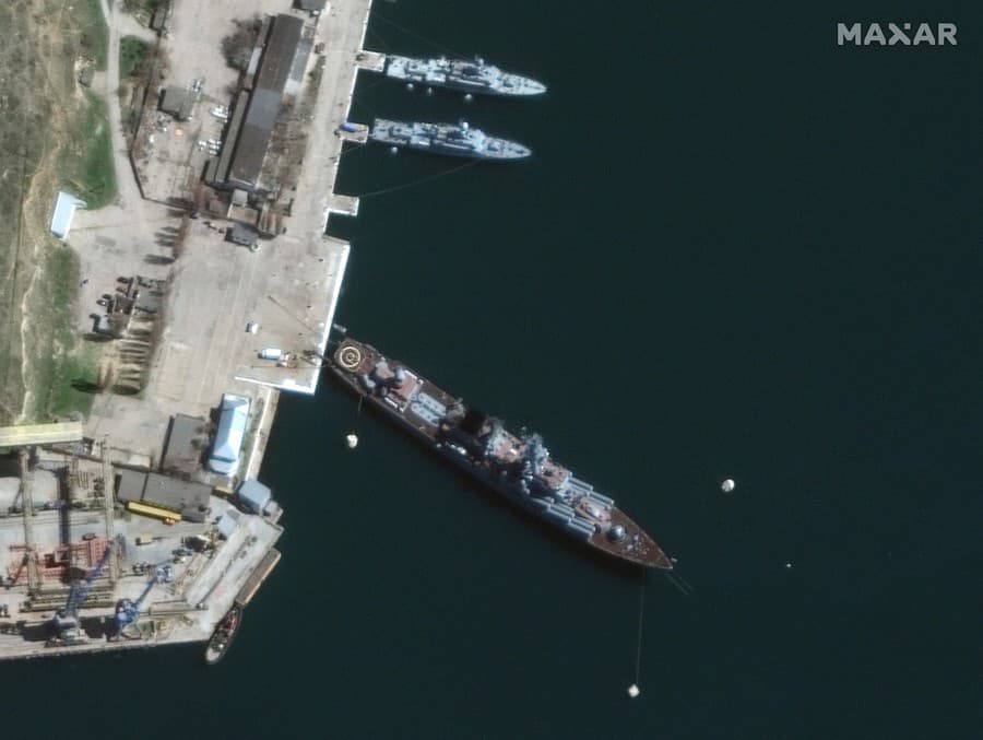Vlajkovú loď ruskej čiernomorskej flotily, krížnik Moskva, poškodili pri raketovom útoku ukrajinské sily.