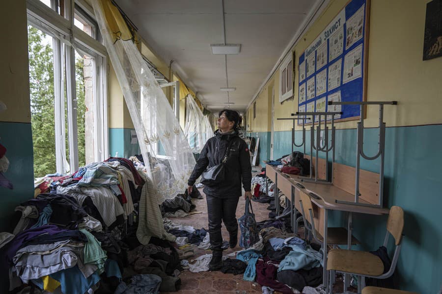 Škola v Černihive zničená po útoku.
