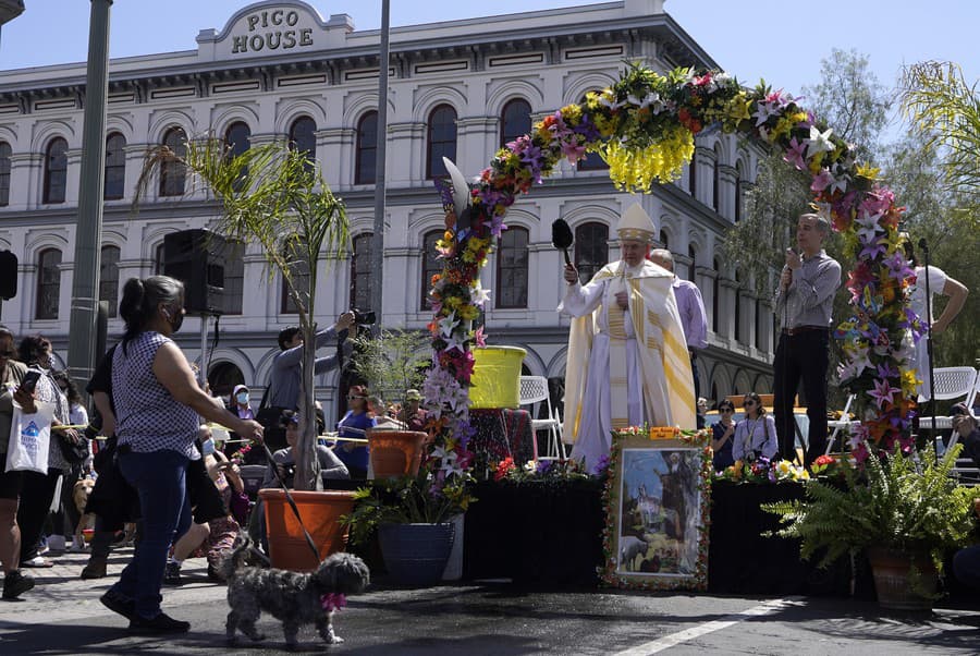 Arcibiskup požehnáva ľudí v uliciach L.A. svätenou vodou.