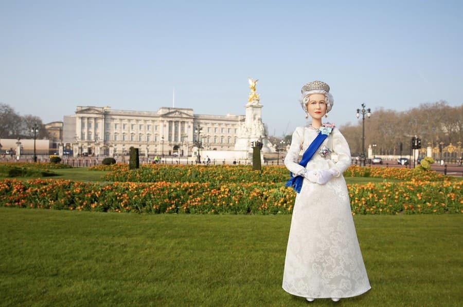 Spoločnosť Mattel si uctila 70. výročie nástupu britskej kráľovnej na trón novou bábikou Barbie s jej podobou. 