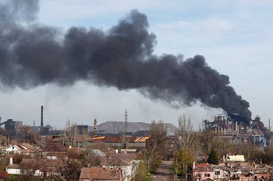 Dym nad elektrárňou Azovstaľ