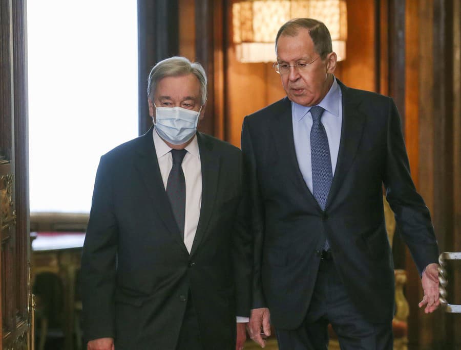 Ruský minister zahraničných vecí Sergej Lavrov a generálny tajomník OSN António Guterres počas stretnutia v Moskve.