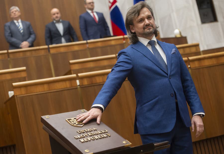 Nový poslanec Národnej rady Slovenskej republiky Jozef Kanuščák (SaS) skladá poslanecký sľub