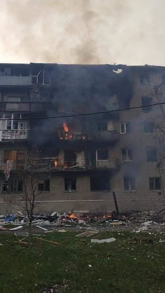 Hasiči odstraňujú škody po nočnom bombardovaní v Luhanskej oblasti