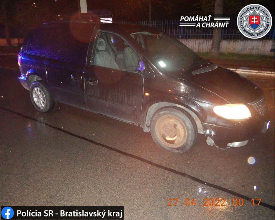 Služobné vozidlo polície sa zrazilo s autom, ktoré v Senci jazdilo v protismere