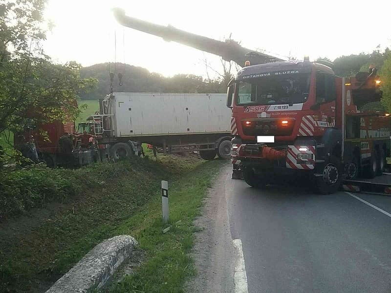 Prevrátený kamión pri obci Buková
