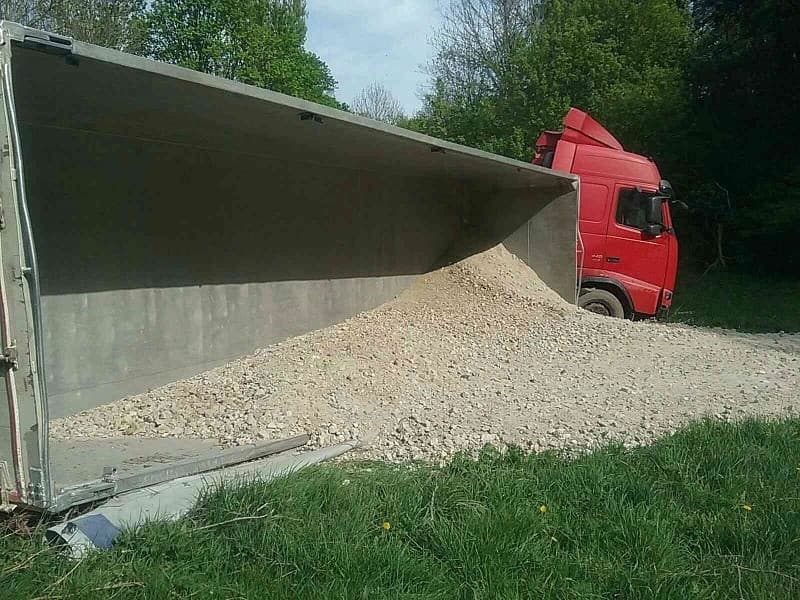 Prevrátený kamión pri obci Buková
