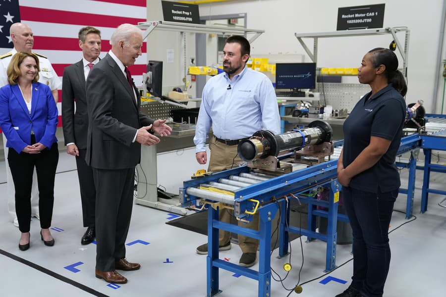 Americký prezident Joe Biden navštívil továreň zbrojárskej spoločnosti Lockheed Martin