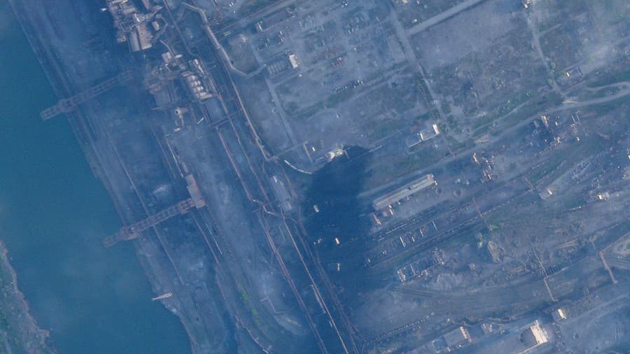 Satelitná snímka ukazuje dym z oceliarní v Mariupole.