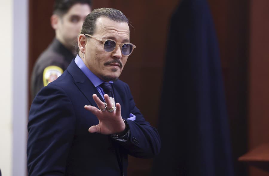 Johnny Depp na súdnom pojednávaní. 