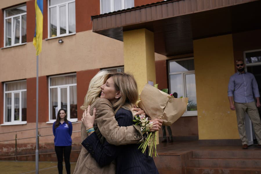 Prvá dáma USA Jill Bidenová (vľavo) počas návštevy Užhorodu, kde sa stretla s ukrajinskou prvou dámou Olenou Zelenskou, manželkou ukrajinského prezidenta Volodymyra Zelenského pred školou, ktorá prijala vysídlených žiakov.