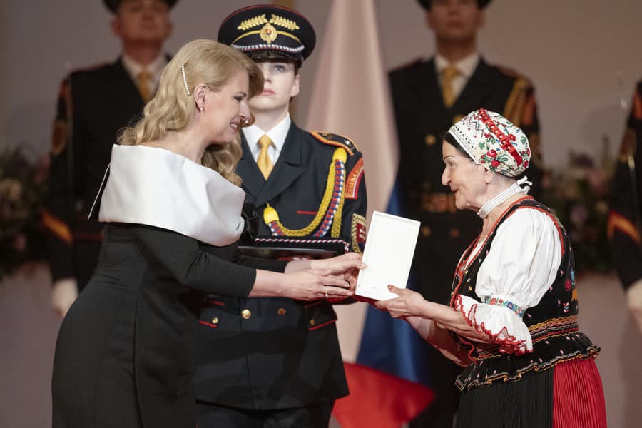 Na snímke vľavo prezidentka Zuzana Čaputová a vpravo Mária Mačošková si preberá Medailu prezidenta Slovenskej republiky za významné zásluhy o rozvoj Slovenskej republiky v oblasti kultúry