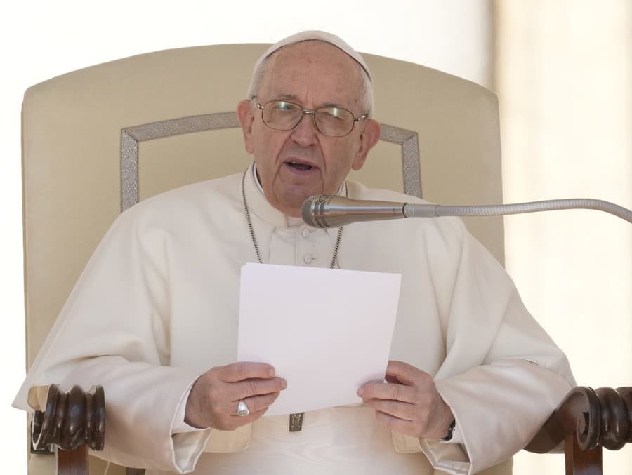 Na snímke pápež František prednáša posolstvo počas pravidelnej generálnej audiencie na Námestí sv. Petra vo Vatikáne