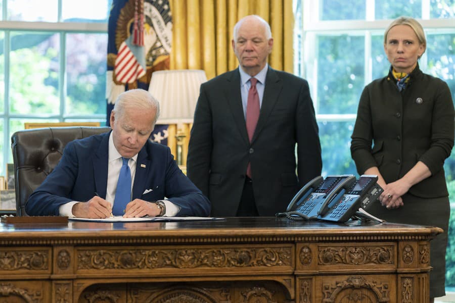 Biden podpísal zákon, ktorým obnovil tzv. Zákon o pôžičke a prenájme (Lend-Lease Act)