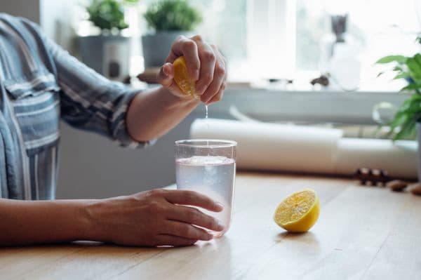 Radi pijete citrónovú vodu?